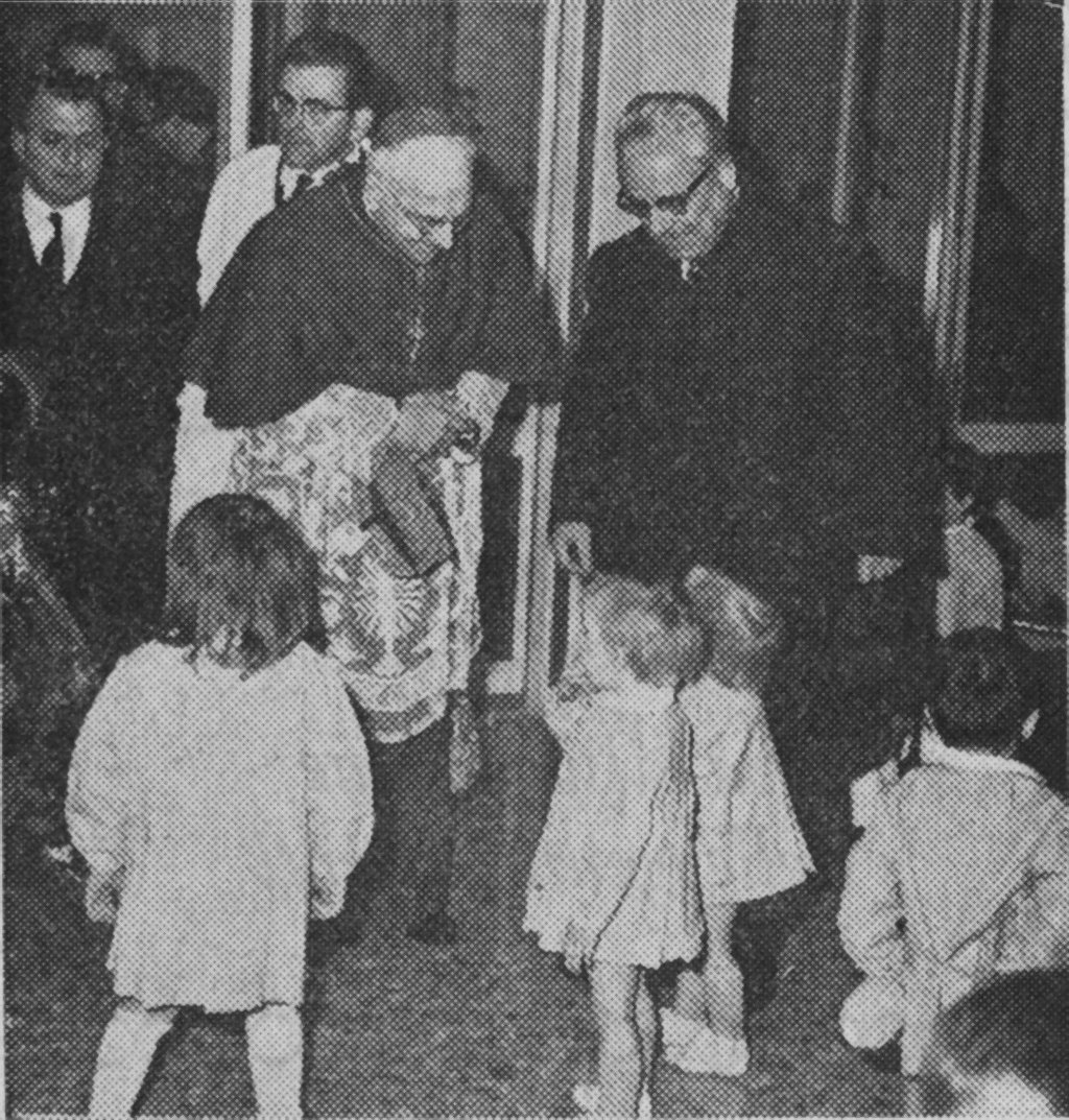 Il Patriarca ed il Presidente della Provincia si intrattengono con i bambini dell'asilo (da "Il Gazzettino", 8 dicembre 1963)