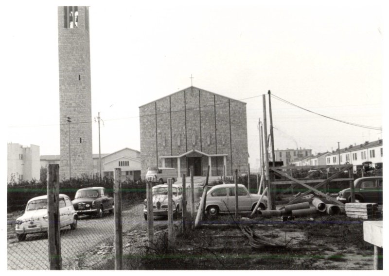 Avvio dei lavori di fronte alla neonata chiesa intitiolata a San Giuseppe Lavoratore, 1961